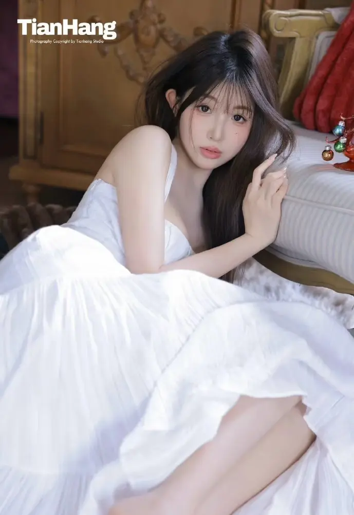 警方展示查获的非法软件服务器